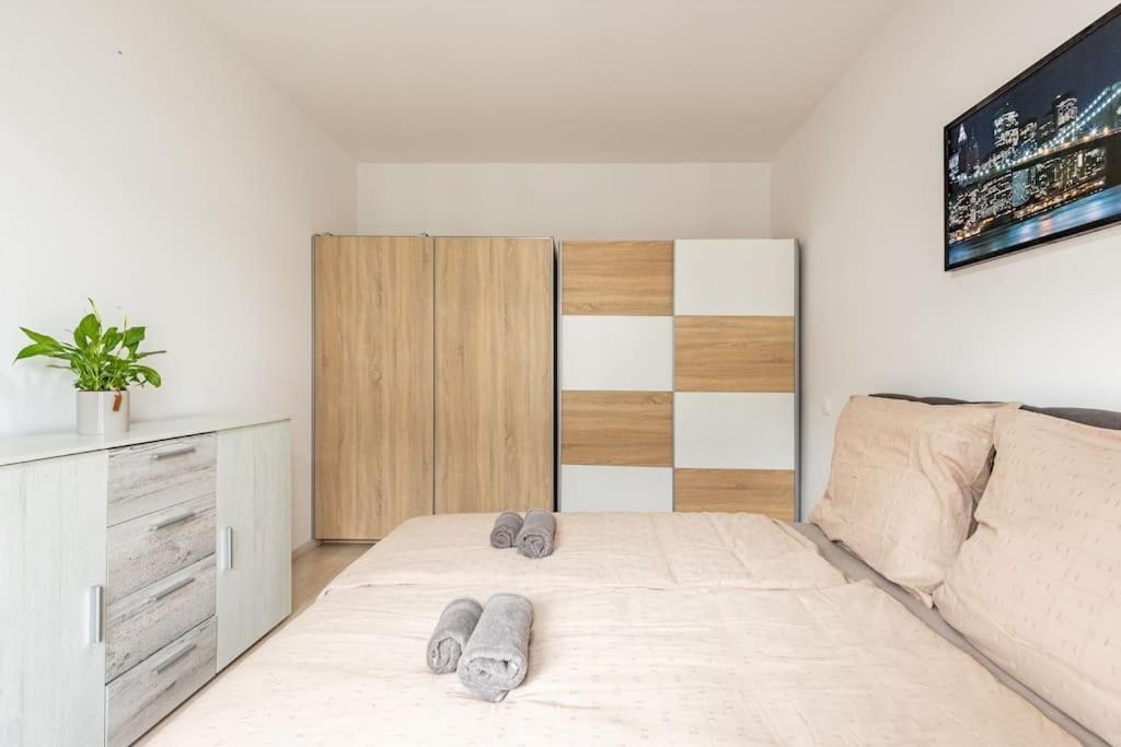 Cityscape Oasis: Active Studio Heaven Bratislava Luaran gambar