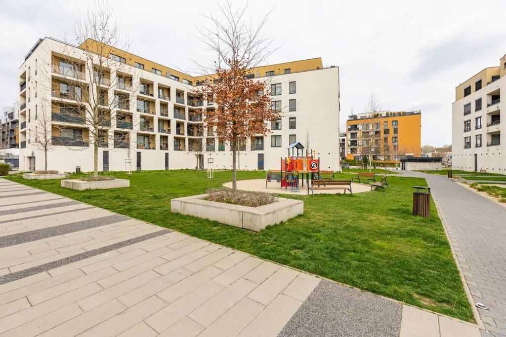 Cityscape Oasis: Active Studio Heaven Bratislava Luaran gambar