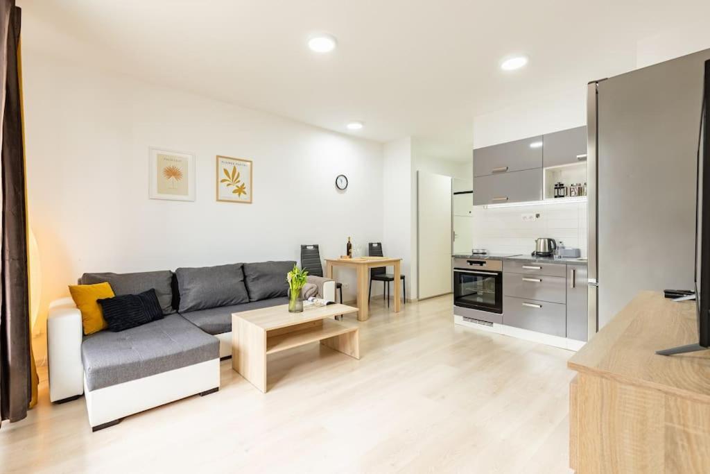 Cityscape Oasis: Active Studio Heaven Bratislava Luaran gambar