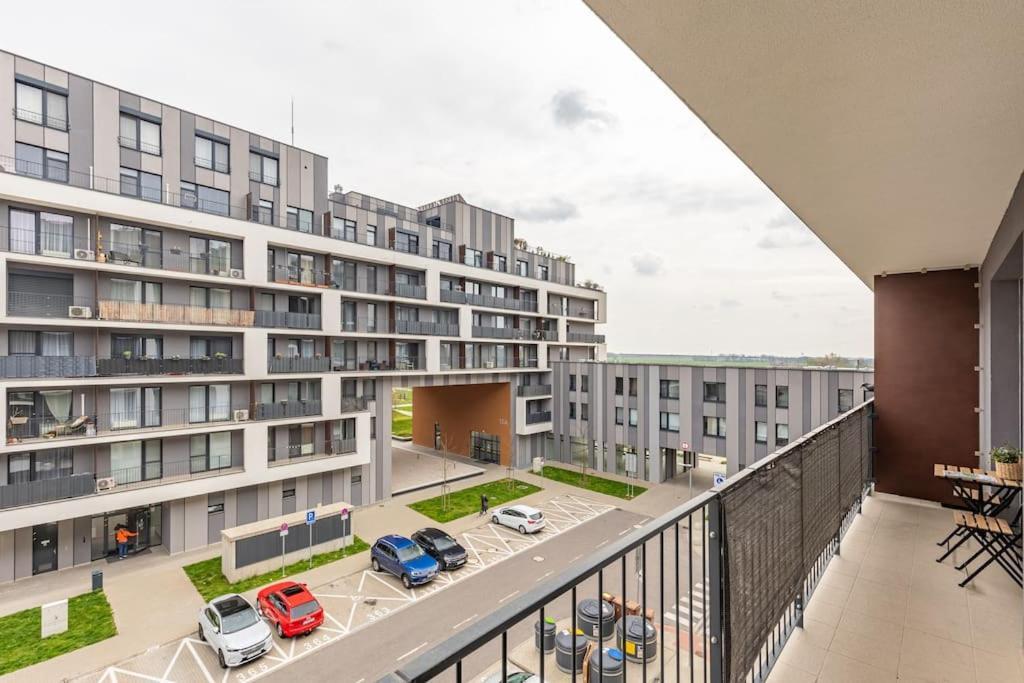 Cityscape Oasis: Active Studio Heaven Bratislava Luaran gambar