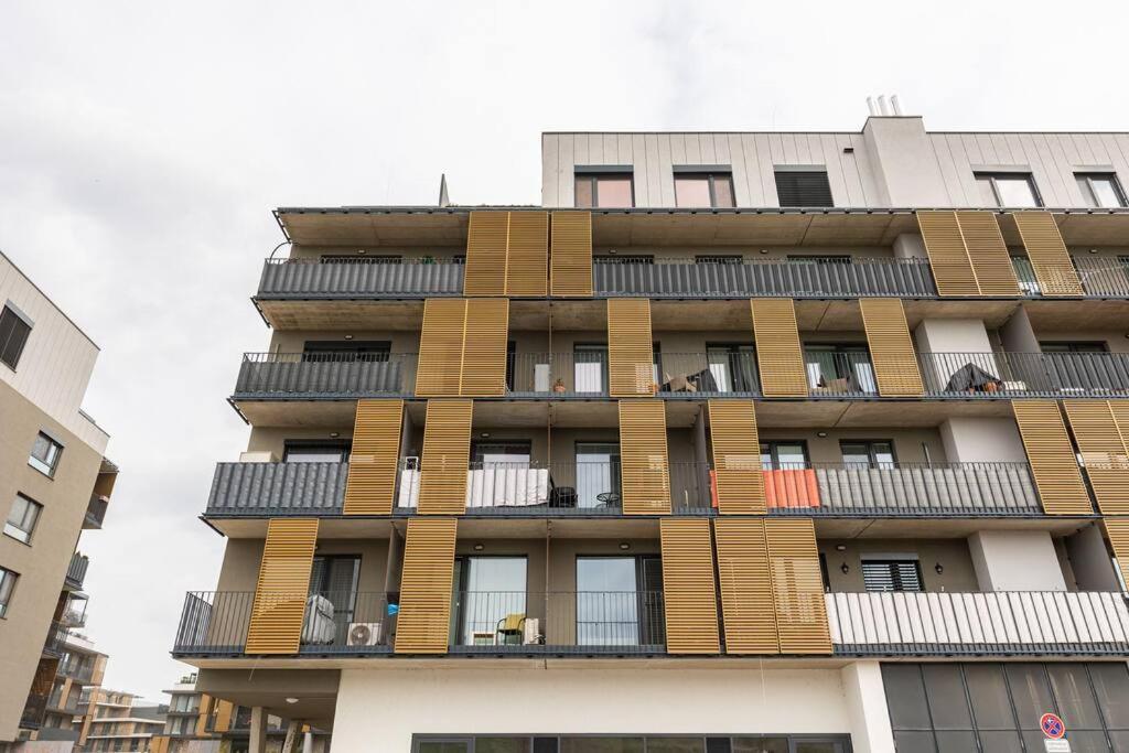 Cityscape Oasis: Active Studio Heaven Bratislava Luaran gambar