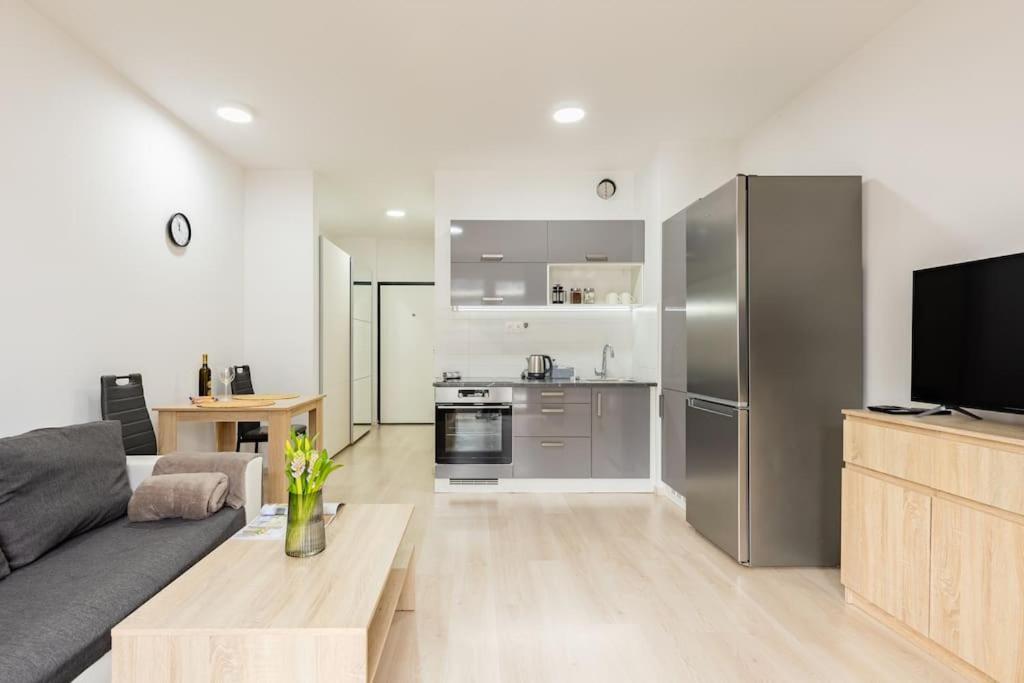 Cityscape Oasis: Active Studio Heaven Bratislava Luaran gambar