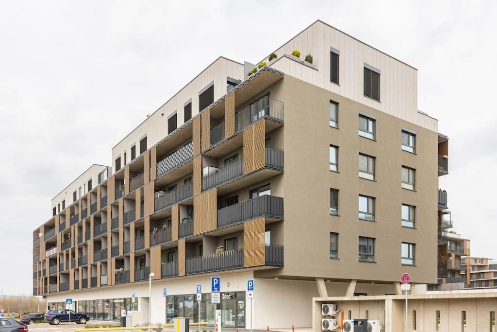 Cityscape Oasis: Active Studio Heaven Bratislava Luaran gambar