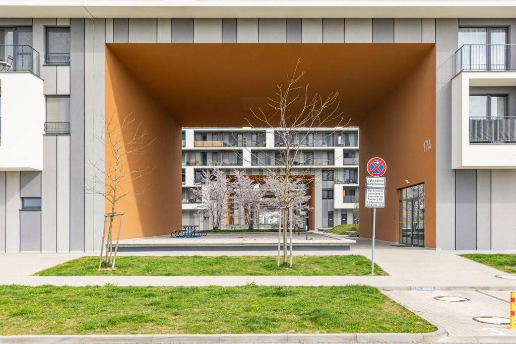 Cityscape Oasis: Active Studio Heaven Bratislava Luaran gambar