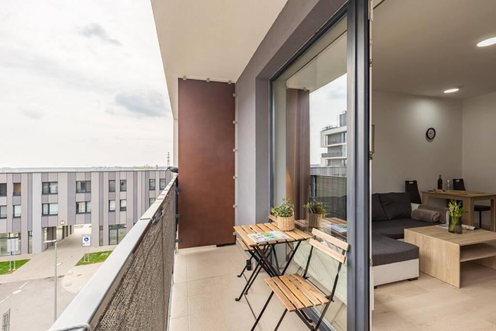 Cityscape Oasis: Active Studio Heaven Bratislava Luaran gambar