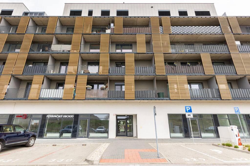 Cityscape Oasis: Active Studio Heaven Bratislava Luaran gambar